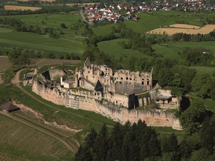 Foto: Staatliche Schlösser und Gärten Baden-Württemberg, Achim Mende Hochburg bei Emmendingen von oben