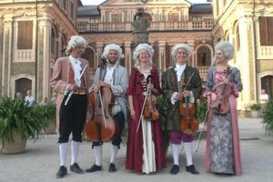 Quantz-Collegium vor Schloss Favorite Rastatt