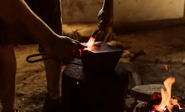 Foto: Staatliche Schlösser und Gärten Baden-Württemberg, Nadine Bäumler Heuneburg, rekonstruierte Werkstätte, Metallverarbeitung