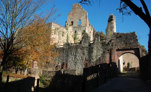 Foto: Staatliche Schlösser und Gärten Baden-Württemberg, Axel Brinkmann Hochburg bei Emmendingen, Außenansicht